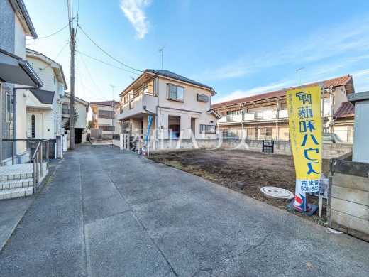  季節を問わず賑わいをみせる街を背景に広がる住宅エリア。天高い青空を見上げて建つ姿は、静かな住宅街に溶け込みながらやさしい香りを放つことでしょう。 【東久留米市中央町６丁目】