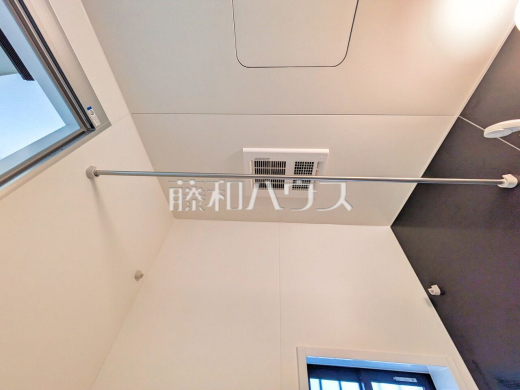 浴室乾燥機(浴室内上部)　雨の日の強い味方！浴室換気乾燥機付きユニットバスで洗濯物が乾かせます。