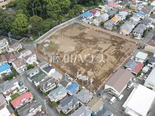 ≪現地航空写真≫ 整備された街区、近隣に広がる美しい自然たち。空間のみのこだわりだけではなく、ここに暮らす方々にとって素敵な環境や快適な暮らしを実現します。 　【調布市佐須町５丁目】