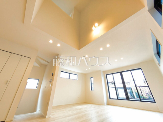  採光溢れるリビングで、家族団らんのひと時をお過ごし下さい。 【西東京市ひばりが丘北４丁目】