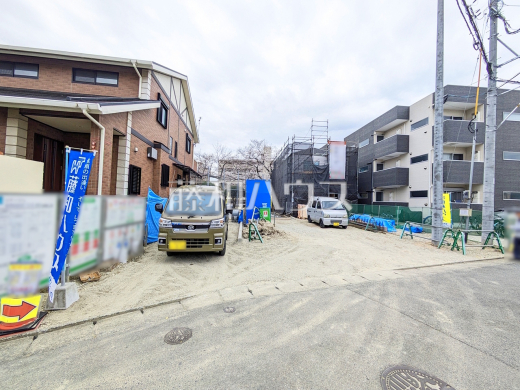 経験豊かなスタッフが分譲地だけでなく学校、スーパー、公園と周辺環境も合わせてご案内致します。　現場風景　【福岡市博多区新和町２丁目】