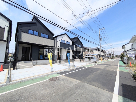 接道状況および現場風景　【日野市落川】
南道路で、さらに南側にカースペースがあり日当たり良好です。　