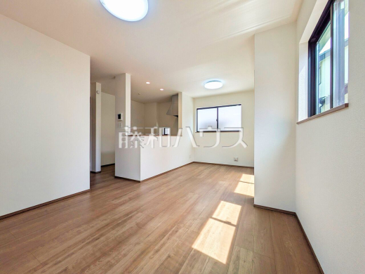 採光溢れるリビングで、家族団らんのひと時をお過ごし下さい。　リビング　【西東京市北原町３丁目】　　