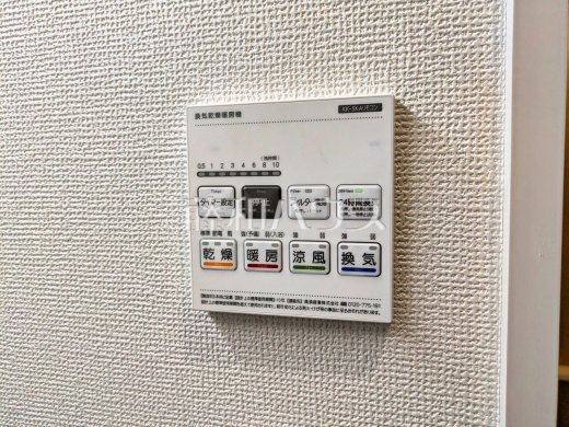 24時間換気システム 　24時間換気システムにより、花粉・PM2.5などの微小粒子物質の侵入を防ぎ、快適な室内を保ちます。 
