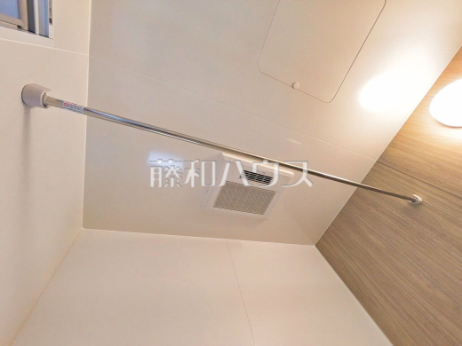 浴室乾燥機(浴室内上部)　雨の日の強い味方！浴室換気乾燥機付きユニットバスで洗濯物が乾かせます