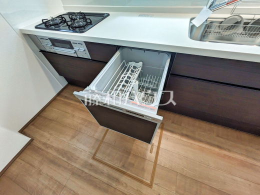 食器洗浄乾燥機　 食器が出し入れしやすいスライドオープン式の食器洗浄乾燥機 