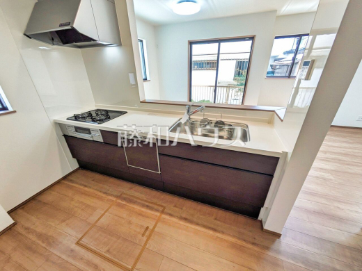 キッチンから見渡せるリビングダイニングで、お料理中も会話が弾みます　キッチン　【西東京市北原町３丁目】　　