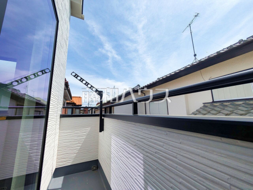 太陽の匂いがする布団で寝るのは癒しのひと時です。また室外機置場や臭いの発生しがちなゴミの一時保管的置場としても利用できます。　バルコニー　【西東京市北原町３丁目】　　