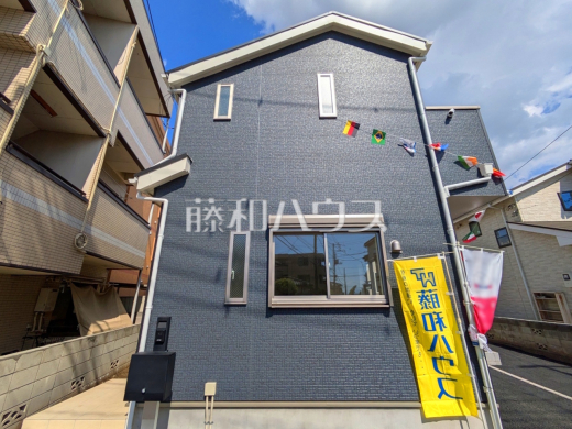 ≪現地外観（1号棟）≫京王線「多磨霊園」駅 徒歩4分！この恵まれたロケーションによる幸福感は、毎朝の通勤時にしっかりと感じられるのではないでしょうか。【府中市小柳町１丁目】