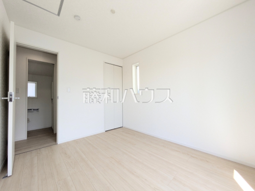 ≪1号棟　居室≫木目が美しいウッディなフローリングの居室は、穏やかで心安らぐ空間となるでしょう。【府中市小柳町１丁目】