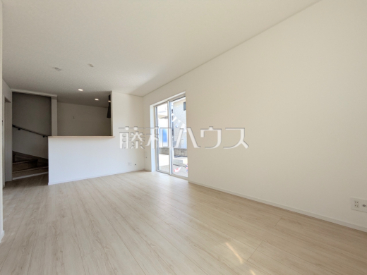 ≪1号棟　リビング≫【府中市小柳町１丁目】家族が集まるリビングに階段を設ける事で、自然と家族のコミュニケーションが広がります。