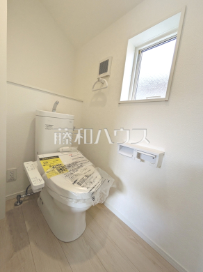 ≪1号棟　トイレ≫温水洗浄便機能付きトイレで清潔にご使用いただけます。　【府中市小柳町１丁目】