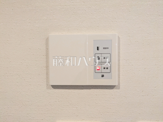 YKK AP玄関ドアの操作盤付インターフェースユニット【杉並区西荻北１丁目】　お部屋にいながら、玄関ドアのカギを施解錠。玄関ドアと操作盤付インターフェースユニットを連動させることにより、施解錠の操作および状態確認ができます。