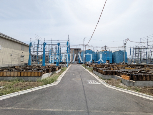 ≪接道状況≫開発分譲地ですので、新設の美しい道路が敷かれています♪【府中市日新町３丁目】