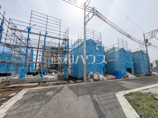 ≪現地外観≫順調に工事が進んでいます。実際の街並みの様子が段々見えて参りました。ぜひ実際に現地をご見学下さいませ。　【府中市日新町３丁目】