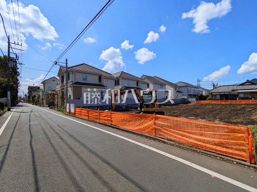 前面道路5.48mなので、運転が少し苦手な方でも運転・駐車がしやすそうですね。　接道状況および現場風景　【小金井市緑町４丁目】