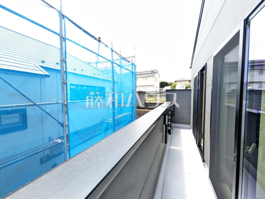 2号棟 バルコニー 【日野市大坂上3丁目】南向きのバルコニーは日差しもたっぷり注ぎ、お洗濯物もよく乾きます。