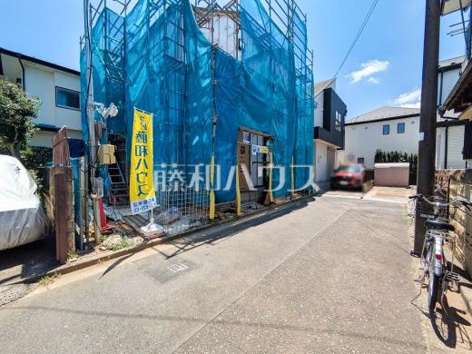 接道状況および現場風景　【東久留米市南町４丁目】 ここに住む方を想像して、着々と建築しております！ 
