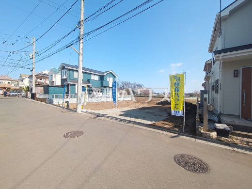 第一種低層住居専用地域。穏やかな時間が流れる、清瀬の静域に住む喜びを感じる。
【1期】接道状況および現場風景　【清瀬市下清戸１丁目】