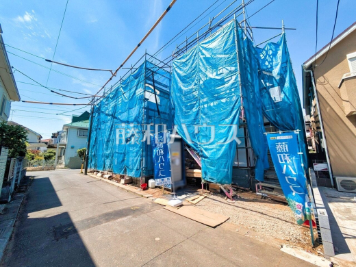 接道状況および現場風景　【西東京市泉町６丁目】 ここに住む方を想像して、着々と建築しております！ 