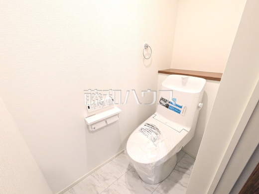 トイレ　【八王子市長沼町】
トイレはいつまでも清潔な空間を保てるように、目に留まるだけではなく、汚れを拭き取り易いフロアと壁紙にしました。　