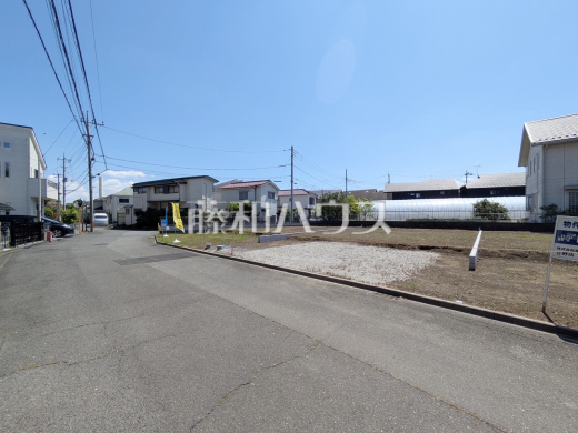 接道状況および現場風景　【日野市石田１丁目】
最寄りの高幡不動駅周辺には、スーパー・ドラッグストア・本屋など便利な施設が充実！　