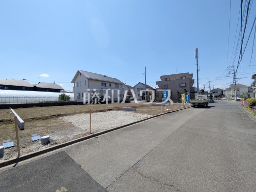 接道状況および現場風景　【日野市石田１丁目】
前面道路幅も約6mあるので、全体としての見通しがよく、すれ違いや車を出し入れする際も安心です。