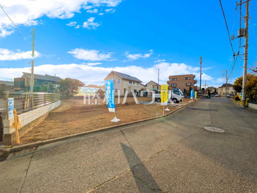 接道状況および現場風景　【日野市石田１丁目】ゆとりある敷地ですので、広いお庭も確保できそうですね。　