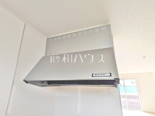2号棟　レンジフード　【三鷹市北野３丁目】　お手入れのしやすいレンジフードは見た目もスッキリしていて、料理時の油煙やニオイを効率的に外に出せます。