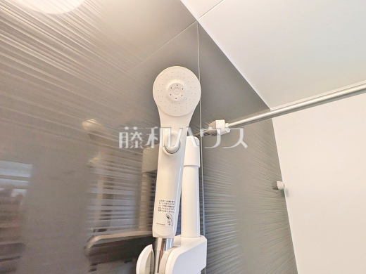 2号棟　スイッチ付シャワーヘッド　【三鷹市北野３丁目】　浴室のシャワーは手元で止水ができるスイッチ付シャワーヘッドにより、さらに節水効果がアップします。