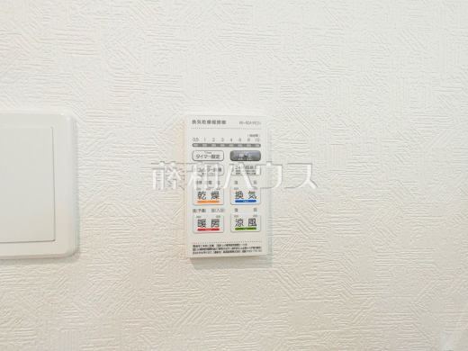 2号棟　浴室乾燥機リモコン　【三鷹市北野３丁目】　浴室には暖房機能を備えているので、冬の寒い時期には入浴前に予備暖房をすることで急激な温度変化によるヒートショックの防止にも役立ちます。