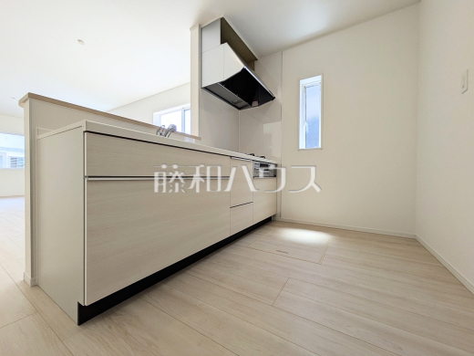≪1号棟　キッチン≫窓のある明るい空間！対面式なのでコミュニケーションの取りやすいキッチンです☆　【府中市本宿町１丁目】