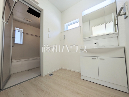 ≪1号棟　洗面所≫左右どちらからでも開閉できる便利な三面鏡洗面化粧台は、鏡裏には日常で使うものがたっぷり入ります。【府中市本宿町１丁目】
