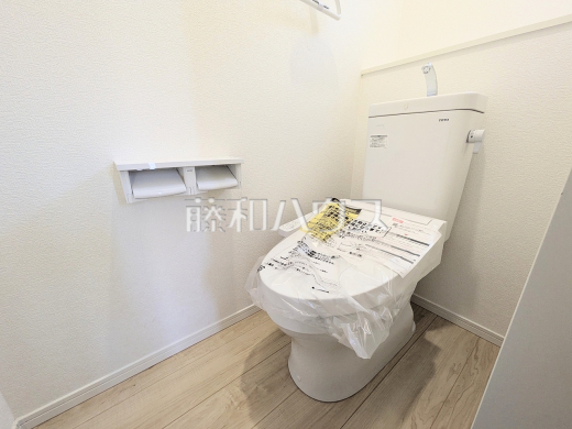 ≪1号棟　トイレ≫温水洗浄便機能付きトイレで清潔にご使用いただけます。【府中市本宿町１丁目】