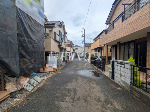 接道状況および現場風景　周辺環境はもちろん、日当たりなど、実際に行ってみないと分からないことも多くございます。営業担当がご案内いたしますので、お気軽にお問い合わせください。【東久留米市本町４丁目】