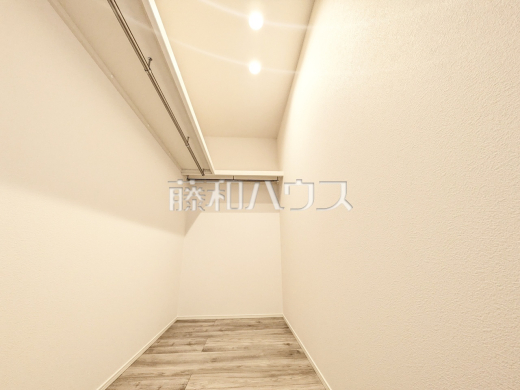 お気に入りの服が並ぶ、自分だけのブティック。奥行きたっぷりのWICで、朝の準備を優雅に...
1号棟　収納　【清瀬市下宿１丁目】