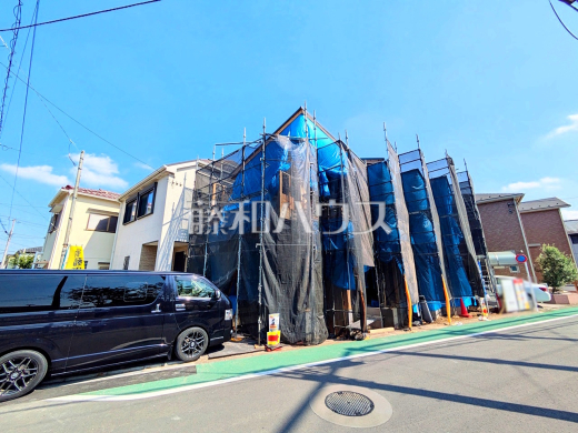 ≪現地外観≫大きなソファーを置いても圧迫感がない約16.7帖の広々LDKプラン　【府中市幸町１丁目】
