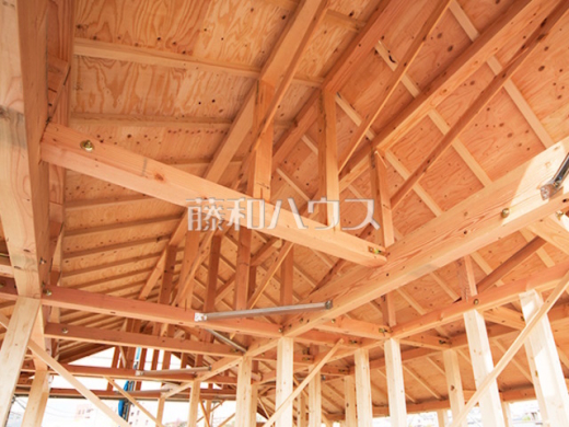 【標準仕様】軸組在来工法柱：間取り設計が自由で、狭い敷地にも建築が可能です。耐久性・耐震性・環境性能においても高度に洗練された安心設計のお住まいです。