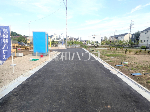 ≪3号棟　接道状況≫開発分譲地ですので、新設の美しい道路が敷かれています♪　【府中市分梅町３丁目】