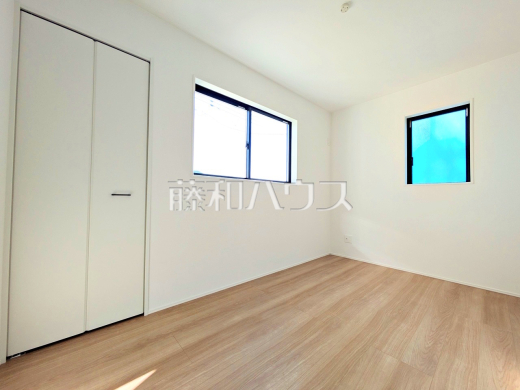 ≪5号棟　居室≫各居室は2面採光により、明るく開放的な空間となっています。【府中市分梅町３丁目】
