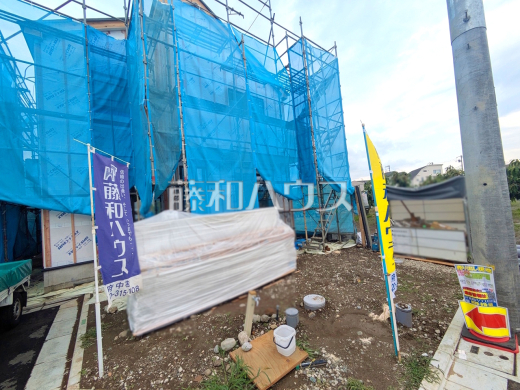 ≪現地外観（5号棟）≫JR南武線「西府」駅 徒歩9分！5号棟は大きなソファーを置いても圧迫感がない約18.12帖の広々LDKプラン【府中市分梅町３丁目】