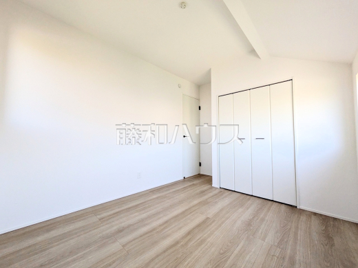 ≪5号棟　居室≫各部屋に収納も完備されるため、部屋もしっかり片付きそうですね♪　【府中市分梅町３丁目】