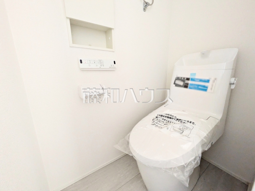 ≪5号棟　トイレ≫温水洗浄便機能付きトイレで清潔にご使用いただけます。　【府中市分梅町３丁目】
