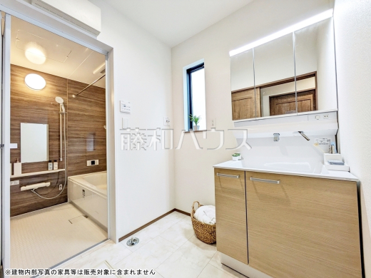 洗面室には三面鏡付きの洗面台。鏡の裏にも収納があり、歯ブラシや化粧品等もすっきり収納できて朝の準備がスムーズです　【練馬区大泉学園町６丁目】