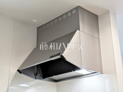 レンジフード　【練馬区大泉学園町６丁目】　お手入れのしやすいレンジフードは見た目もスッキリしていて、料理時の油煙やニオイを効率的に外に出せます。