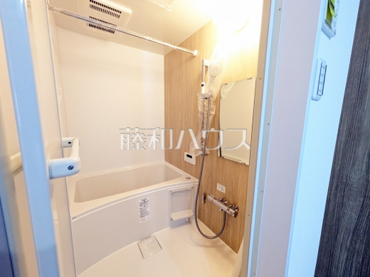 浴室　【日野市南平９丁目】
雨の日でも洗濯物が乾かせる浴室換気乾燥機。換気・乾燥・暖房・涼風機能と1台多役の優れものです！　