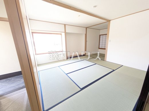 居室　【日野市南平９丁目】
畳はクッション性があり怪我に繋がりにくいため、和室はお子様を遊ばせるのにちょうど良い空間です。　