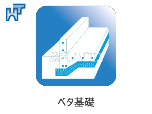 ベタ基礎　【狛江市東野川３丁目】　ベタ基礎は、コンクリートで建物の下一面を支える工法。基礎鉄筋を張り強度を強めたベタ基礎の耐圧盤を1階の床下全面に施工し、広い耐圧盤の面で建物の荷重を地盤に伝えます。