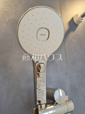 3号棟 スイッチ付シャワーヘッド 【狛江市東野川3丁目】 浴室のシャワーは手元で止水ができるスイッチ付シャワーヘッドにより、さらに節水効果がアップします。