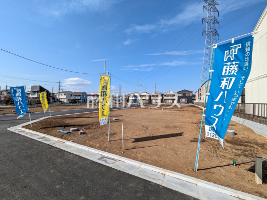 視界いっぱいに広がる青空から、陽光が降り注ぎます。家々をそっと飾るように添えられた植栽が光を浴び、子供たちの成長とともにご家族の幸せを願い育っていくことでしょう。【国分寺市北町４丁目】